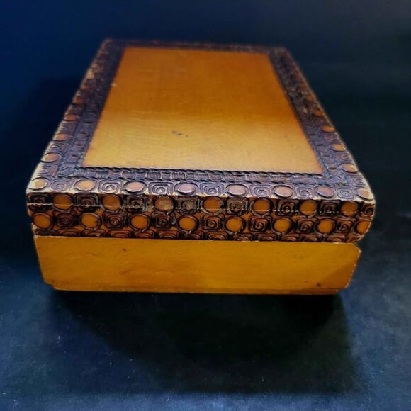 Vintage, Hand-Carved Wooden Trinket Or Jewelry Box - Picture 4 of 9